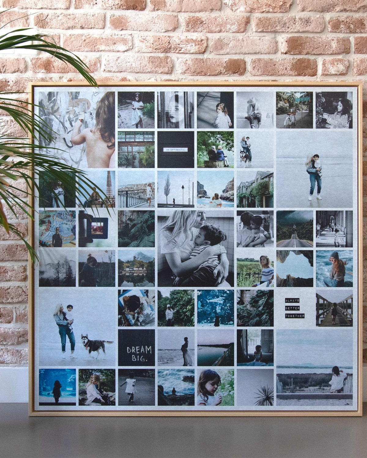 Instawall acoustique Square 1:1 collage photo décoration murale avec cadre en bois contre un mur en briques