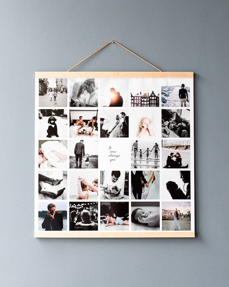 Collage photo carré en noir et blanc en affiche sur un système de suspension en bois devant un mur bleu