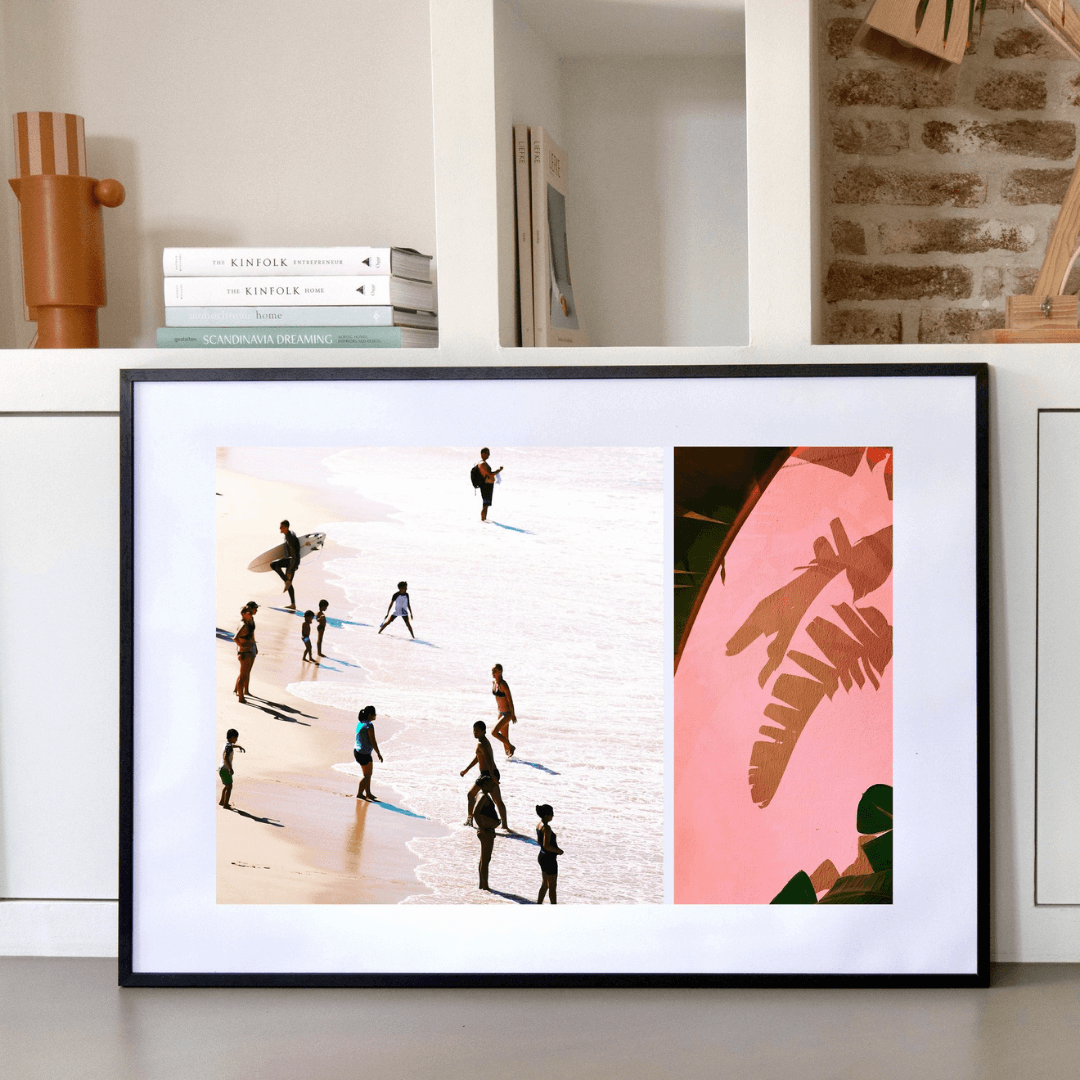 Instawall Prints Landscape 4:3 print in zwart frame; horizontale wanddecoratie met strandtafereel en roze plantenpanel