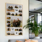 Instawall Akoestisch Tall 1:2 collage wanddecoratie met familiefoto’s in houten lijst in woonkamer