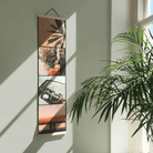 Instawall Poster Fotostrip 1:4 als wanddecoratie; verticale fotostrip aan houten latje in een lichte kamer met plant