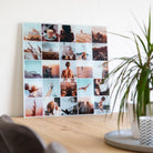 Instawall Print fotocollage in grid van vele foto's als wanddecoratie in een lichte woonkamer