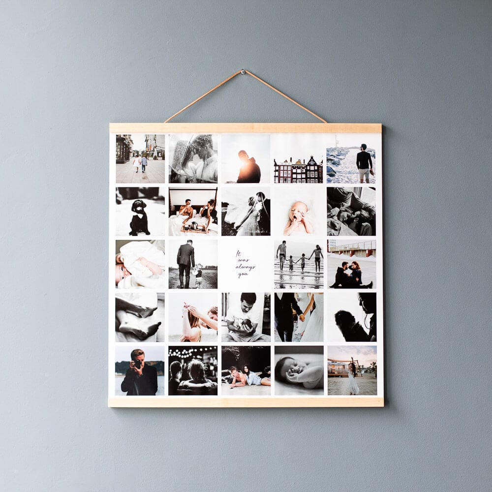Collage photo carré en noir et blanc en affiche sur un système de suspension en bois devant un mur bleu