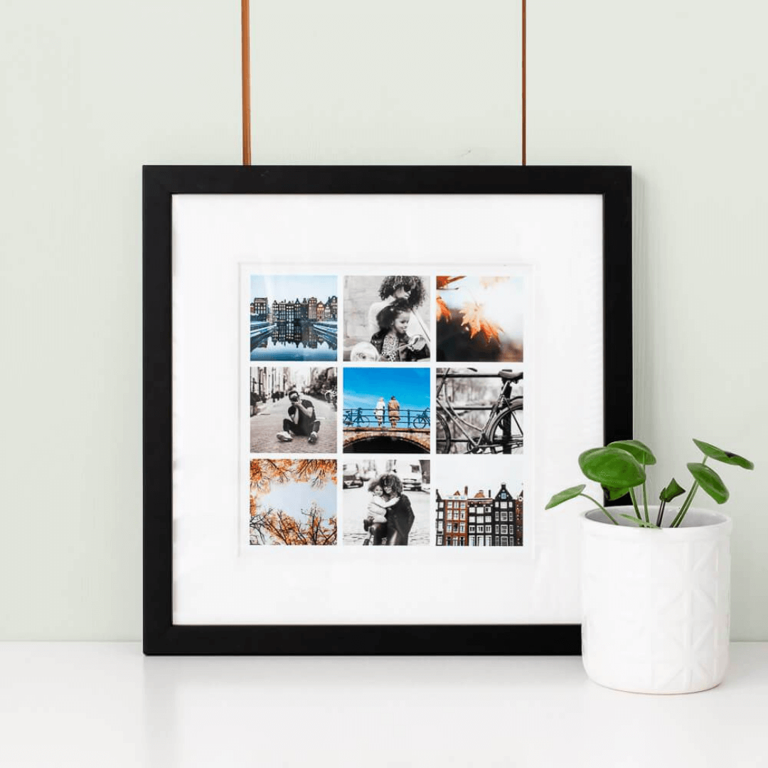 Instawall Print fotocollage met negen foto's in zwarte houten lijst in een modern interieur.